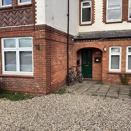 Two Bedroom, Off-Road Parking Ludgershall  Bagian luar foto