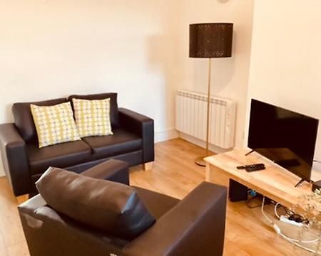 Two Bedroom, Off-Road Parking Ludgershall  Bagian luar foto