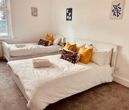 Two Bedroom, Off-Road Parking Ludgershall  Bagian luar foto