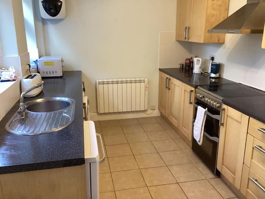 Two Bedroom, Off-Road Parking Ludgershall  Bagian luar foto