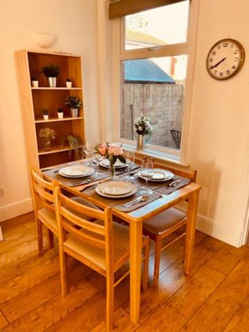 Two Bedroom, Off-Road Parking Ludgershall  Bagian luar foto