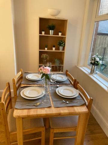 Two Bedroom, Off-Road Parking Ludgershall  Bagian luar foto