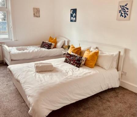 Two Bedroom, Off-Road Parking Ludgershall  Bagian luar foto