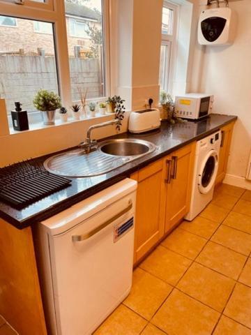 Two Bedroom, Off-Road Parking Ludgershall  Bagian luar foto